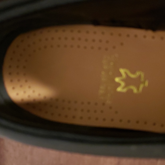 Gucci  Supreme Sneakers - Picture 6 of 7